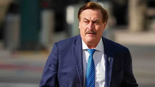 مايك ليندل، مؤسس شركة ماي بيلو، يسير خارج المحكمة مرتديًا بدلة رسمية، حيث يواجه قضايا تشهير تتعلق بانتخابات 2020.