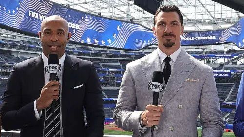 معلقان رياضيان من قناة FOX Sports في ملعب كأس العالم 2026، يعبران عن إعجابهما بأداء منتخب رأس الخضراء أمام الأرجنتين.