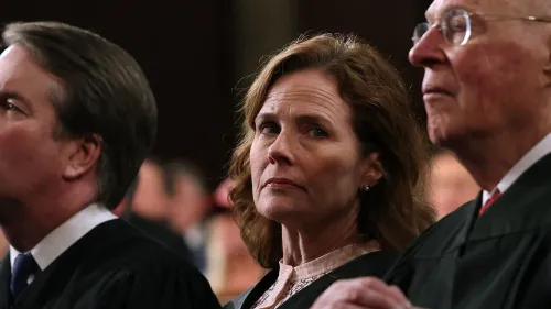 شقيقة القاضية إيمي كوني باريت، أماندا كوني ويليامز، خلال حدث رسمي، تعبيرها يظهر القلق بسبب التهديدات السياسية المتزايدة.