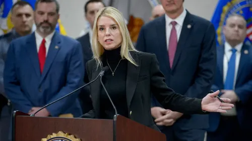 المدعي العام بام بوندي تتحدث في مؤتمر صحفي حول إسقاط التهم ضد زعيم عصابة إم إس-13، مع وجود مسؤولين آخرين خلفها.