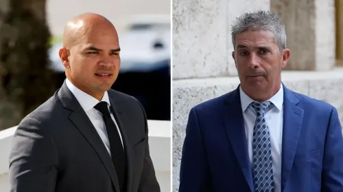 صورة لرجلين، أحدهما يرتدي بدلة مع ربطة عنق والآخر ببدلة زرقاء، يخرجان من المحكمة. تعكس الصورة الأجواء القانونية لقضية جارية تتعلق بترامب.