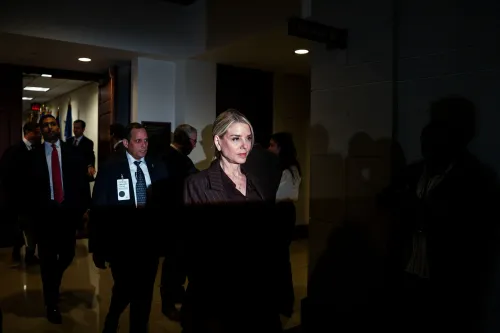 بام بوندي، المدعية العامة، تدخل قاعة الاجتماعات برفقة فريقها، وسط أجواء من التوتر والترقب بشأن تحقيقات وزارة العدل.