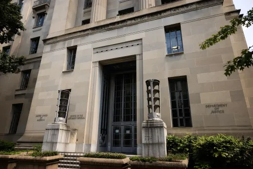 مبنى وزارة العدل الأمريكية، يظهر مدخل المكتب الرئيسي مع تفاصيل معمارية، في سياق إقالات محامي مكافحة الاحتكار بسبب اندماج شركتين.