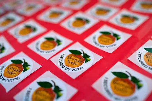 ملصقات تحمل عبارة "أنا ناخب في جورجيا" و"لقد ضمنت صوتي!"، موضوعة على سطح أحمر، تعبر عن أهمية المشاركة الانتخابية.