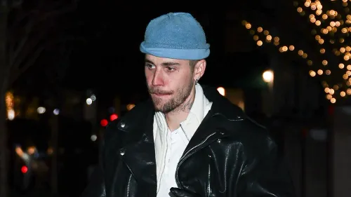 جاستن بيبر يظهر في صورة ليلية وهو يرتدي سترة جلدية وقبعة زرقاء، وسط أضواء خلفية، مما يعكس مشاعره كأب جديد وموسيقار.