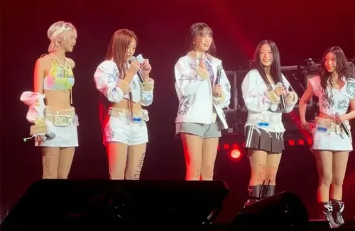 أعضاء فرقة "نيو جينز" يؤدون على المسرح في هونغ كونغ، مع تفاعلهم مع الجمهور بعد إعلانهم عن توقف الأنشطة احترامًا للحكم القضائي.