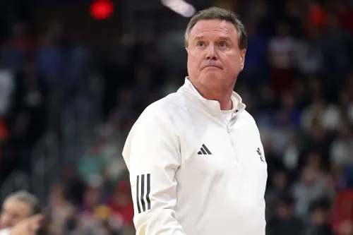 مدرب كرة السلة بيل سيلف في قاعة رياضية، يعبر عن تفاؤله بعد عملية جراحية ناجحة في القلب لعلاج انسداد الشرايين.