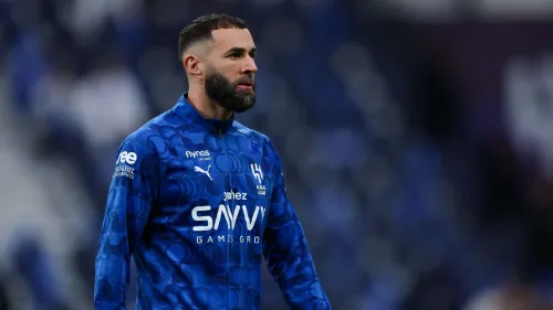 كريم بنزيمة يرتدي زي نادي الهلال السعودي خلال تدريباته، مع تساؤلات حول مستقبله بعد انتهاء عقده في 2026.