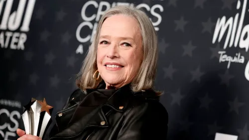 كاثي بيتس مبتسمة أثناء حفل توزيع الجوائز، تحمل جائزة، تعبر عن سعادتها بتحسن صحتها بعد فقدان 100 رطل.