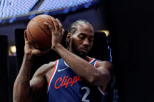 كاوي ليونارد، نجم لوس أنجلوس كليبرز، يحمل كرة سلة أثناء حديثه عن تحقيقات رابطة الدوري الأمريكي للمحترفين بشأن عقده مع شركة أسبريشن.