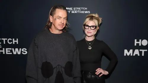 كيلي أوزبورن وموسيقار الروك سيد ويلسون في حدث، حيث يبتسمان معًا بعد إعلان خطوبتهما، وسط أجواء احتفالية.