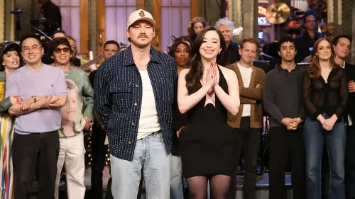 كينان طومسون ومورغان والين على مسرح "SNL" بعد العرض، مع أعضاء فريق العمل في الخلفية، حيث أثار خروج والين المفاجئ تساؤلات.