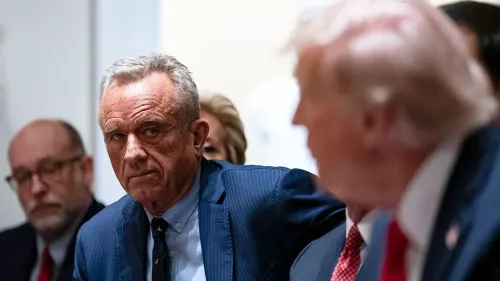 وزير الصحة والخدمات الإنسانية روبرت ف. كينيدي جونيور خلال اجتماع، مع التركيز على أهمية الشفافية في القرارات الحكومية.