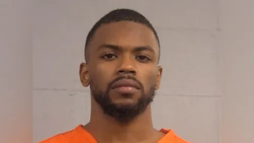 صورة تظهر كوينتيز براون، المتهم بإطلاق النار على عمدة لويزفيل، مرتديًا زي السجن، بعد الحكم عليه بالسجن 17 عامًا.