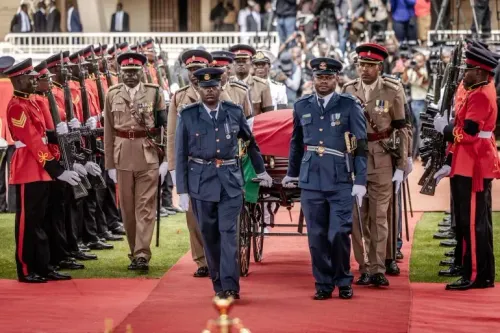 مراسم جنازة رايلا أودينجا، زعيم المعارضة الكينية، حيث يحمل الحرس النعش وسط حضور أمني مكثف وتجمع حشود كبيرة.