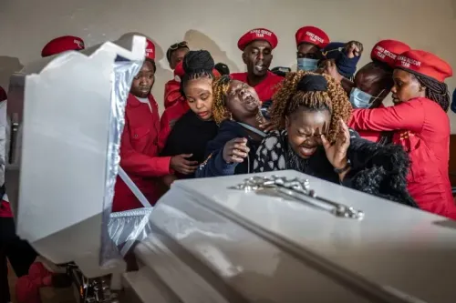 تظهر الصورة مشيعين حزانى في جنازة بونيفاس كاريوكي، بائع الأقنعة الذي قُتل على يد الشرطة، مع مظاهر الغضب والمطالبة بالعدالة.