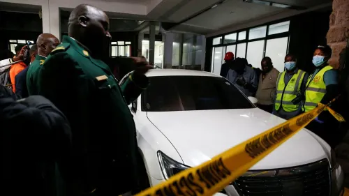 موقع الحادث حيث قُتل النائب تشارلز ويري، مع وجود عناصر من الشرطة ومركبة بيضاء محاطة بشريط تحذيري في نيروبي.