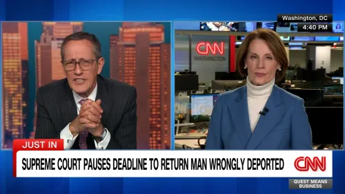 لقطة من برنامج CNN تظهر مذيعين يتحدثان عن قرار المحكمة العليا بخصوص ترحيل خاطئ، مع خلفية لمدينة واشنطن.