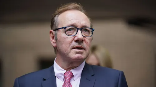 كيفن سبيسي يظهر في فيديو ترويجي لشخصية فرانك أندروود، يتحدث مع تيم ديلون عن السياسة والسلطة بطريقة ساخرة.