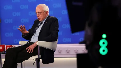 بيرني ساندرز يتحدث خلال قاعة بلدية على شبكة سي إن إن، مع التركيز على قضايا التجارة والسياسة الخارجية.