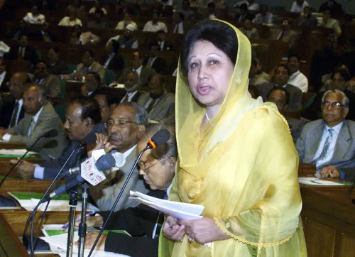 رئيسة وزراء بنغلاديش السابقة خالدة ضياء تتحدث في البرلمان، محاطة بأعضاء آخرين، في لحظة تاريخية تعكس تأثيرها السياسي.