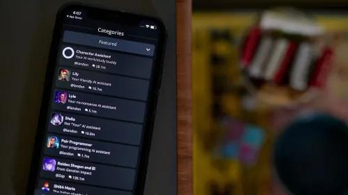 واجهة تطبيق تعرض قائمة بمساعدين ذكاء اصطناعي، مع التركيز على "Character Assistant" وميزات مختلفة، مما يسلط الضوء على المخاطر المحتملة لهذه التطبيقات على الشباب.