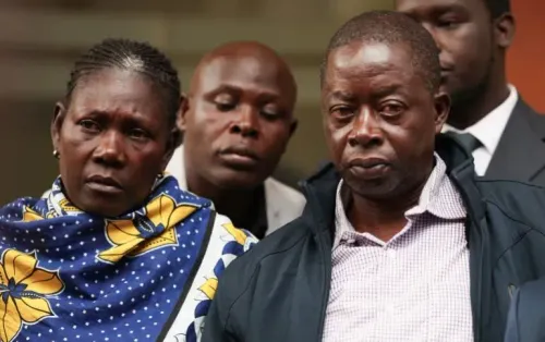 عائلة ألبرت أوجوانغ، تتكون من والدته ووالده، في حالة حزن بعد وفاته الغامضة أثناء احتجازه.