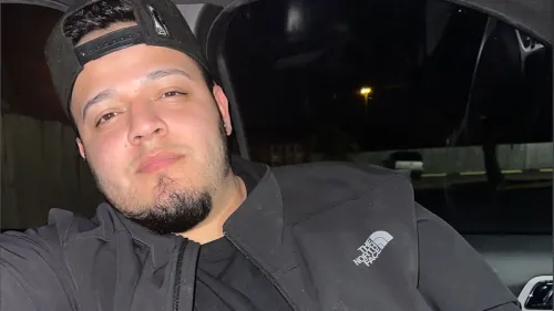 صورة لشاب يرتدي قبعة سوداء وسترة داكنة، يجلس في السيارة ويبتسم، يعكس حياة كيلمار أبريغو غارسيا قبل ترحيله.