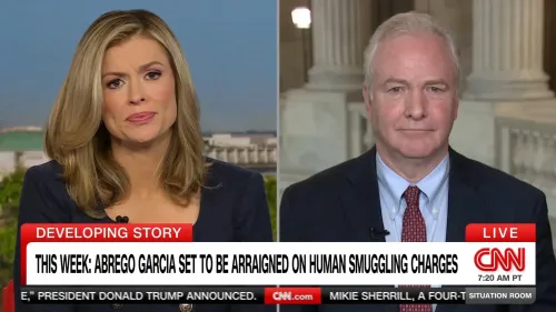 مقدمة تلفزيونية تتضمن مراسلة تتحدث مع ضيف حول قضايا ترحيل أبريغو غارسيا والاتهامات المتعلقة بتهريب البشر.