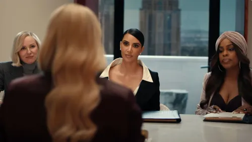 كيم كارداشيان تجلس مع زميلتين في مكتب محاماة، يتبادلن الحديث حول قضايا الطلاق في دراما "كل شيء عادل".