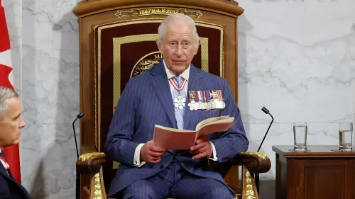 الملك تشارلز الثالث يلقي خطابًا في البرلمان الكندي، مرتديًا بدلة رسمية، ويقرأ من كتاب، مع التركيز على سيادة كندا.
