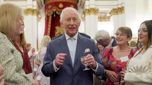 الملك تشارلز يتحدث في حفل استقبال بقصر باكنغهام، حيث يشارك تجاربه مع مرض السرطان ويعبر عن تقديره لدعم الجمعيات الخيرية.