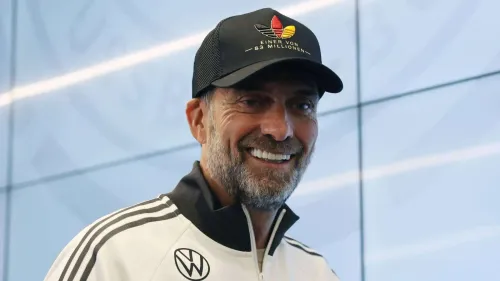 مدرب منتخب ألمانيا يورغن كلوب بابتسامة خلال معسكر التوقف الدولي، معززاً دعم تير شتيغن في استعادة مستواه الدولي.