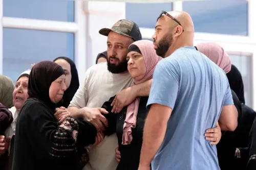 عائلة فلسطينية تتجمع في حالة حزن، تعبر عن ألمها بعد مقتل أحد أفرادها، في سياق تصاعد العنف في الضفة الغربية.