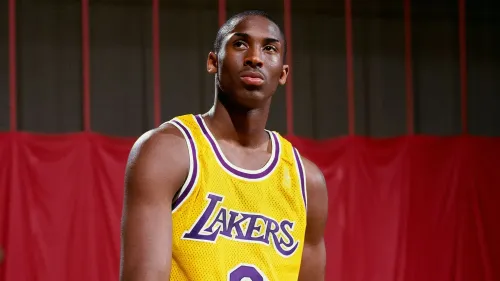 قميص كوبي براينت الأصفر الذي ارتداه في أول ظهور له في دوري الـNBA، والذي بيع بمزاد مقابل 7 ملايين دولار، يمثل بداية مسيرته الرياضية.