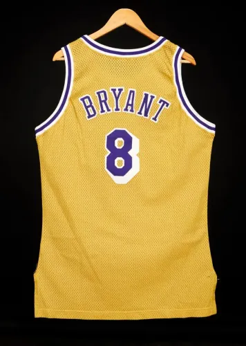 قميص كوبي براينت الأصفر رقم 8، الذي ارتداه في أول ظهور له في الدوري الأمريكي للمحترفين، معروض للبيع بمبلغ 7 ملايين دولار.