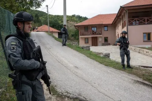 تظهر الصورة عناصر من الشرطة الكوسوفية مدججين بالسلاح أثناء تأمين منطقة قريبة من قرية Banjska، بعد أحداث عنف.