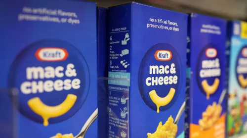 كرافت ماك آند تشيز معروضة على الرف، مع إعلان عن عدم احتوائها على نكهات أو مواد حافظة أو ألوان اصطناعية، في إطار التزام كرافت هاينز بالصحة.