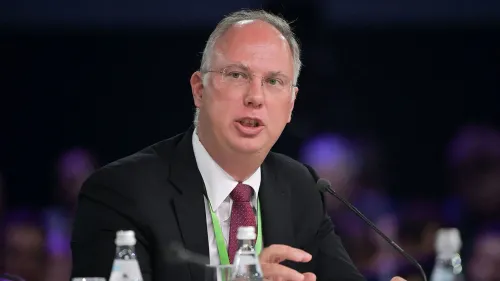 كيريل ديمترييف، مستشار مقرب من بوتين، يتحدث خلال مؤتمر، مع التركيز على استعادة العلاقات الاقتصادية بين روسيا والولايات المتحدة.