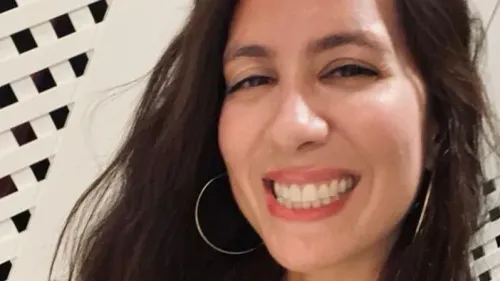 تظهر كريستينا خورام، الرئيسة السابقة لموظفي كومبس، مبتسمة في صورة شخصية، حيث تواجه اتهامات قانونية تتعلق برئيسها السابق.
