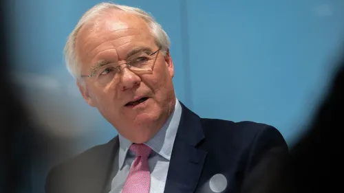 رودني ماكمولين، الرئيس التنفيذي السابق لشركة كروجر، يتحدث في مؤتمر، وسط تداعيات استقالته بعد تحقيق حول سلوكه الشخصي.