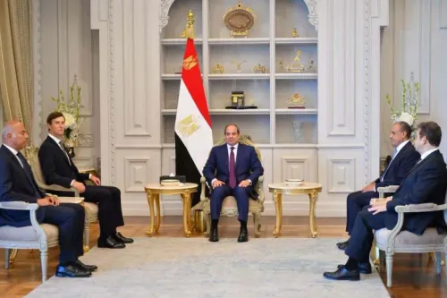 اجتماع رسمي في قصر رئاسي مصري يضم عبد الفتاح السيسي وجاريد كوشنر ضمن جهود مجلس السلام لحل النزاع الفلسطيني الإسرائيلي.