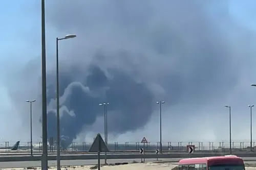 تصاعد دخان كثيف من موقع الهجوم الإيراني على منشآت الطاقة في الكويت، مما يعكس الأضرار الناتجة عن الهجمات.