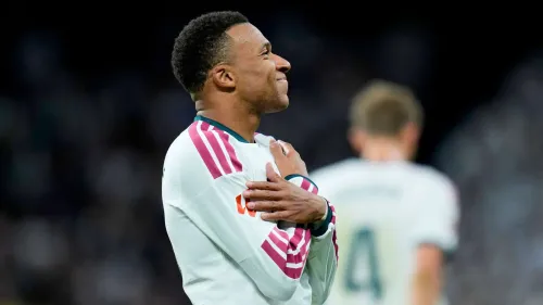 كيليان مبابي لاعب ريال مدريد يعبر عن ثقته بعد تسجيل هدف في مباراة ضد إشبيلية ضمن الدوري الإسباني.