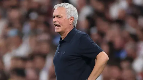 جوزيه مورينيو مدرب ريال مدريد يظهر بقلق خلال مباراة الدوري الإسباني، مع التركيز على إدارة إرهاق اللاعبين.