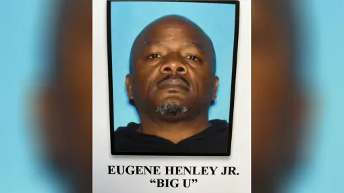 صورة ليوجين هينلي جونيور، المعروف بـ "بيغ يو"، زعيم عصابة في لوس أنجلوس، الذي تم اعتقاله بتهم متعددة تشمل الابتزاز والاتجار بالمخدرات.