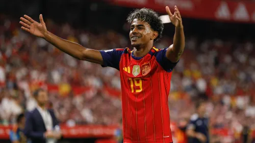 لاعب لامين يامال يحتفل بهدفه مع منتخب إسبانيا في مباراة دوري الأمم الأوروبية ضد كرواتيا، مع أجواء حماسية في الملعب.