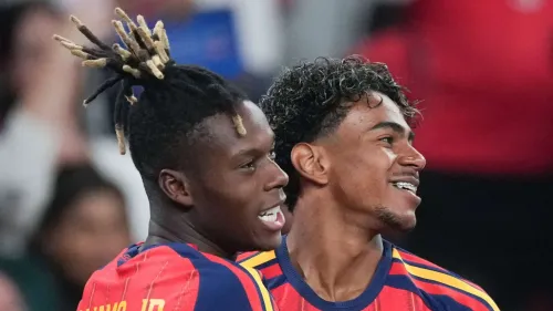 نيكو ويليامز ولامين يامال يحتفلان بعد هدف في فوز إسبانيا 4-1 على كرواتيا، مع تأكيد ويليامز على استحقاق يامال الكرة الذهبية.