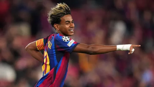 لامين يمال قائد برشلونة يحتفل بتسجيل هدف في دوري أبطال أوروبا 2026-27 كأصغر لاعب يسجل ركلة حرة مباشرة في البطولة.