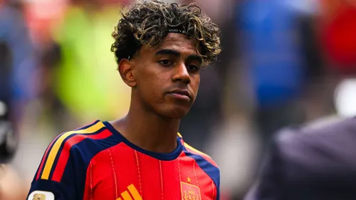 لاعب كرة القدم الشاب لامين يمال بقميص منتخب إسبانيا، مرشح لجائزة الكرة الذهبية ويشارك في نهائي كأس العالم ضد الأرجنتين.